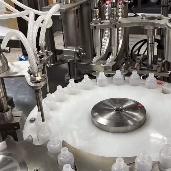 Spyg12/8/8 Machine de remplissage, de bouchage et de bouchage de solution de soin oculaire aseptique automatique 30 ~ 500 ml